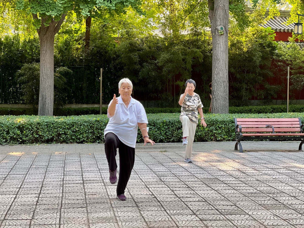 Үйде үшеулі әйел Катарина Василиссаның эротикалық фотосуреттері